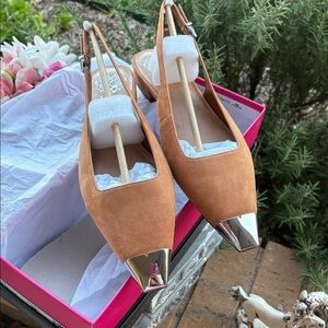 NEW VINCE CAMUTO Chic Tan Slingback Heels with Silver Toe Cap